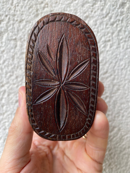 A Fine Antique 18th Century Welsh Chip Carved Snuff Box - Source Vintage