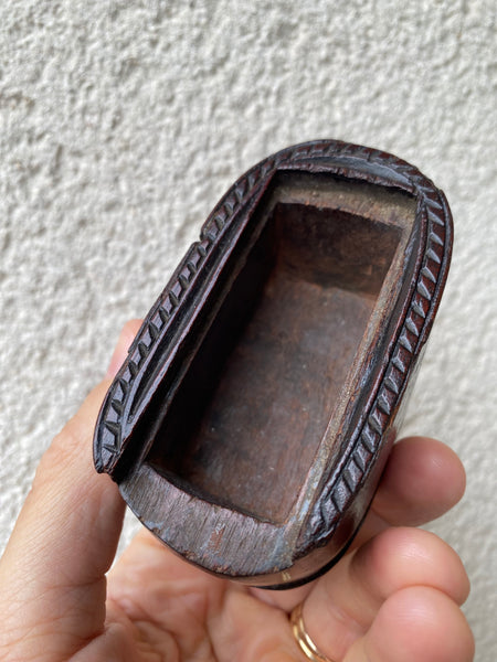 A Fine Antique 18th Century Welsh Chip Carved Snuff Box - Source Vintage